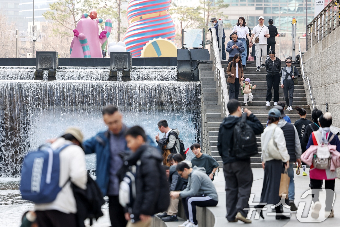 (서울=뉴스1) 민경석 기자 = 서울 지역 낮 최고기온이 23도까지 올라 완연한 봄날씨를 보인 23일 서울 종로구 청계천에서 시민들이 나들이를 즐기고 있다.기상청은 당분간 낮 기온 …