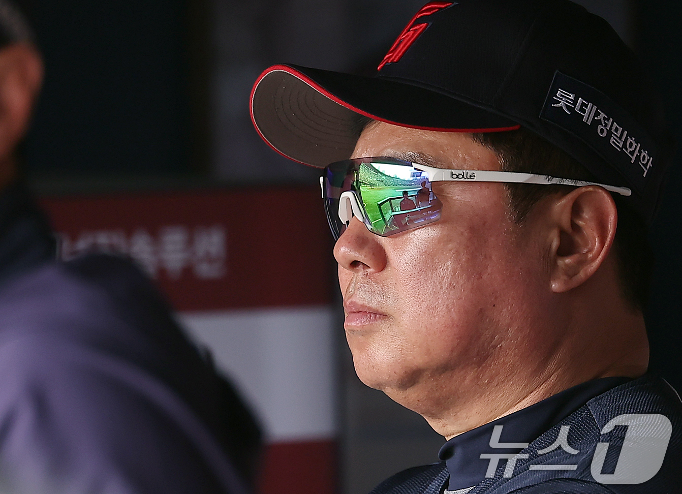 (서울=뉴스1) 김진환 기자 = 23일 서울 송파구 잠실야구장에서 열린 '2025 신한 SOL 뱅크 KBO리그' 롯데 자이언츠와 LG 트윈스의 경기, 롯데 김태형 감독이 5회말 굳 …