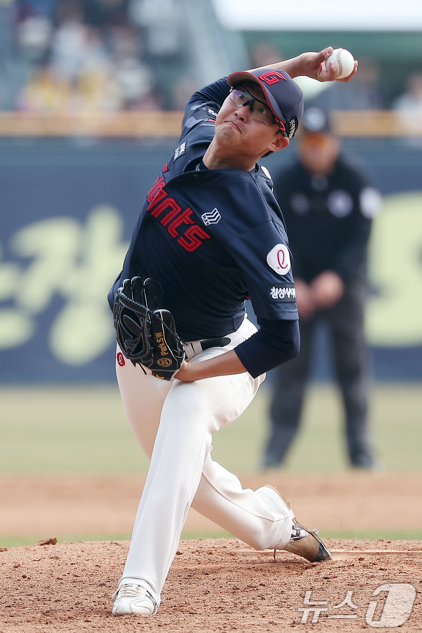 (서울=뉴스1) 김진환 기자 = 23일 서울 송파구 잠실야구장에서 열린 '2025 신한 SOL 뱅크 KBO리그' 롯데 자이언츠와 LG 트윈스의 경기, 롯데 선발 박세웅이 5회말 등 …