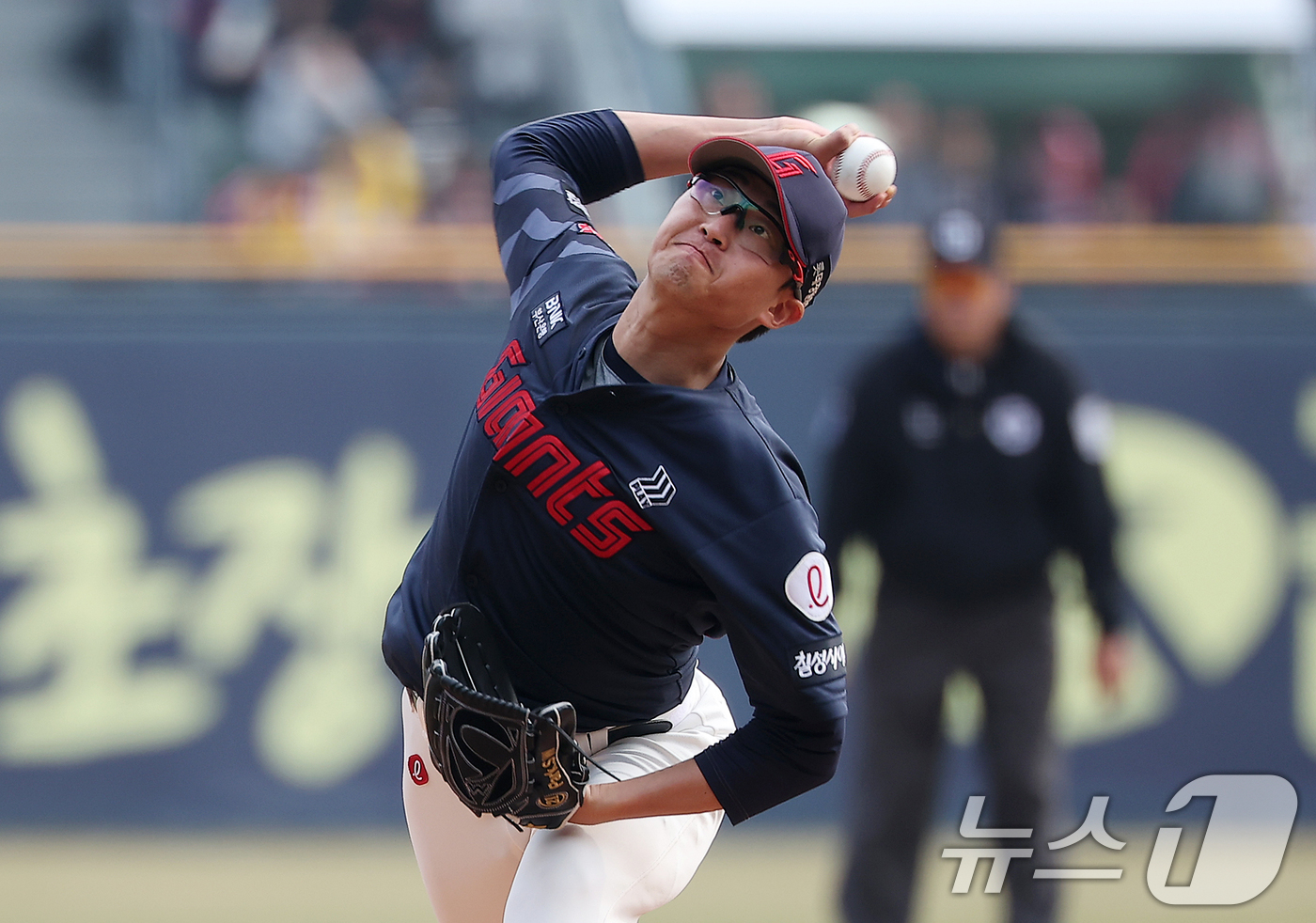 (서울=뉴스1) 김진환 기자 = 23일 서울 송파구 잠실야구장에서 열린 '2025 신한 SOL 뱅크 KBO리그' 롯데 자이언츠와 LG 트윈스의 경기, 롯데 선발 박세웅이 5회말 등 …