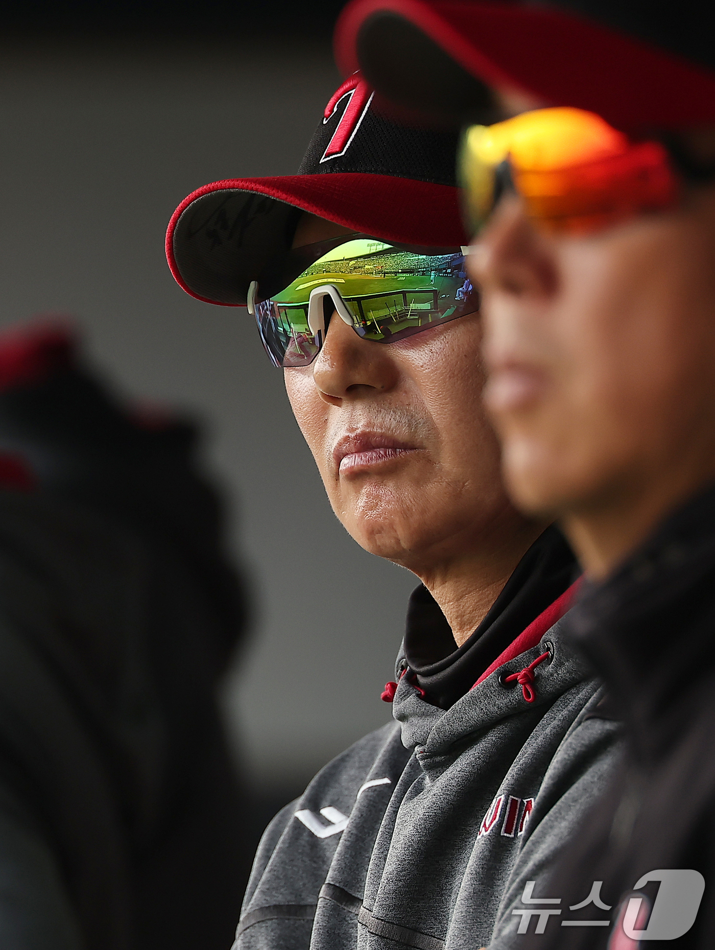 (서울=뉴스1) 김진환 기자 = 23일 서울 송파구 잠실야구장에서 열린 '2025 신한 SOL 뱅크 KBO리그' 롯데 자이언츠와 LG 트윈스의 경기, LG 염경엽 감독이 5회말 경 …