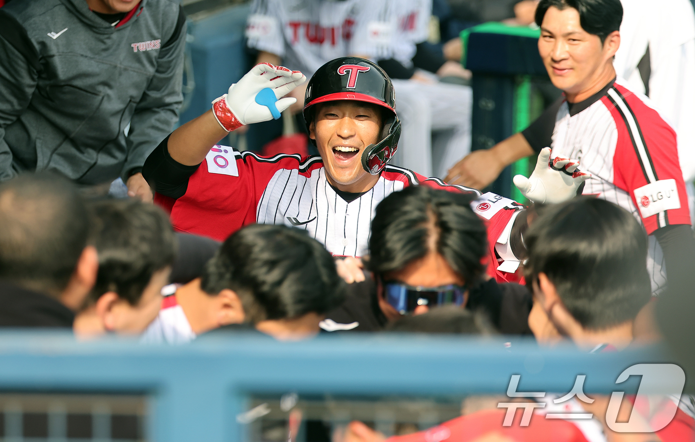 (서울=뉴스1) 김진환 기자 = 23일 서울 송파구 잠실야구장에서 열린 '2025 신한 SOL 뱅크 KBO리그' 롯데 자이언츠와 LG 트윈스의 경기, LG 송찬의가 6회말 1사 솔 …