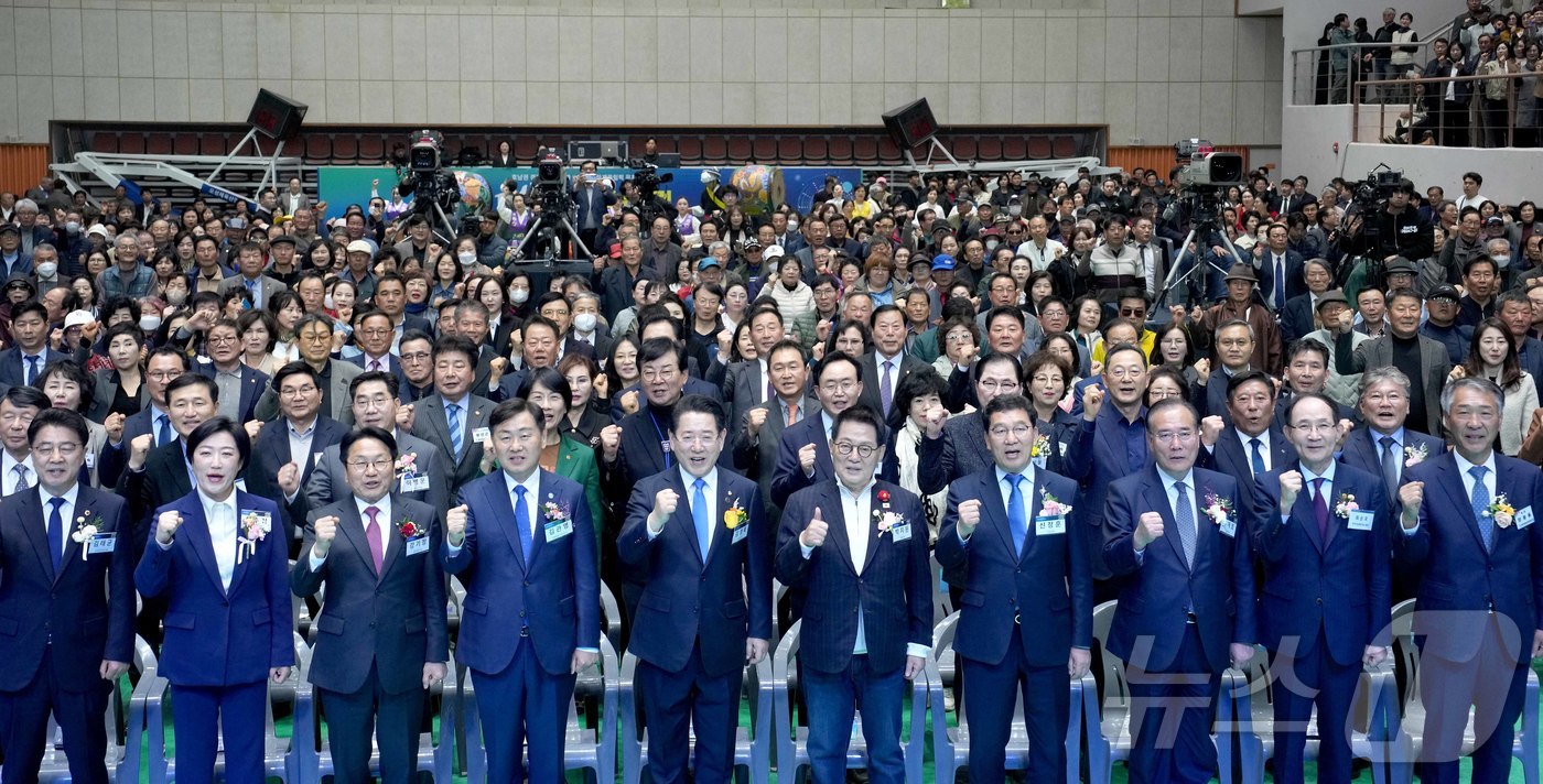 (무안=뉴스1) 전원 기자 = 김영록 전라남도지사가 23일 오후 나주종합스포츠파크 다목적홀에서 열린 ‘‘호남권 경제동맹’ 구축 및 ‘2036 전주하계올림픽’ 성공유치를 위한 대혁신 …