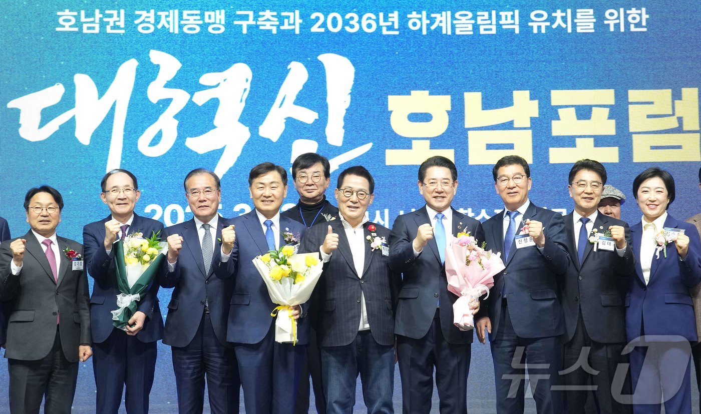(무안=뉴스1) 전원 기자 = 김영록 전라남도지사가 23일 오후 나주종합스포츠파크 다목적홀에서 열린 ‘‘호남권 경제동맹’ 구축 및 ‘2036 전주하계올림픽’ 성공유치를 위한 대혁신 …