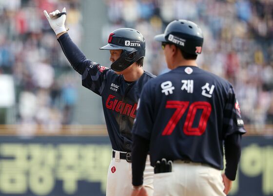 김태형 감독이 본 '타율 1위' 전민재…"많은 경기 뛰면서 좋아졌다"