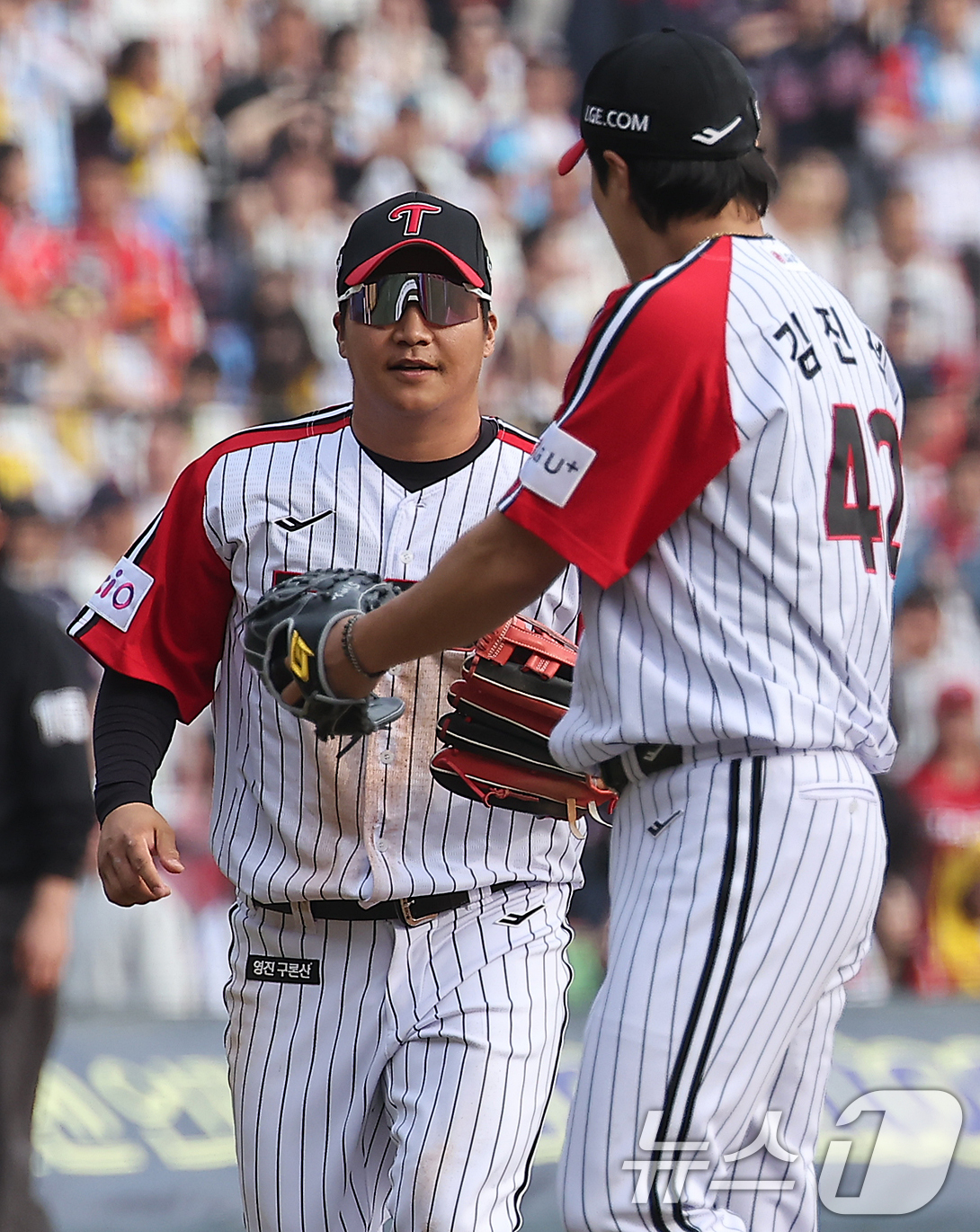 (서울=뉴스1) 김진환 기자 = 23일 서울 송파구 잠실야구장에서 열린 '2025 신한 SOL 뱅크 KBO리그' 롯데 자이언츠와 LG 트윈스의 경기, LG 3루수 문보경이 8회초 …