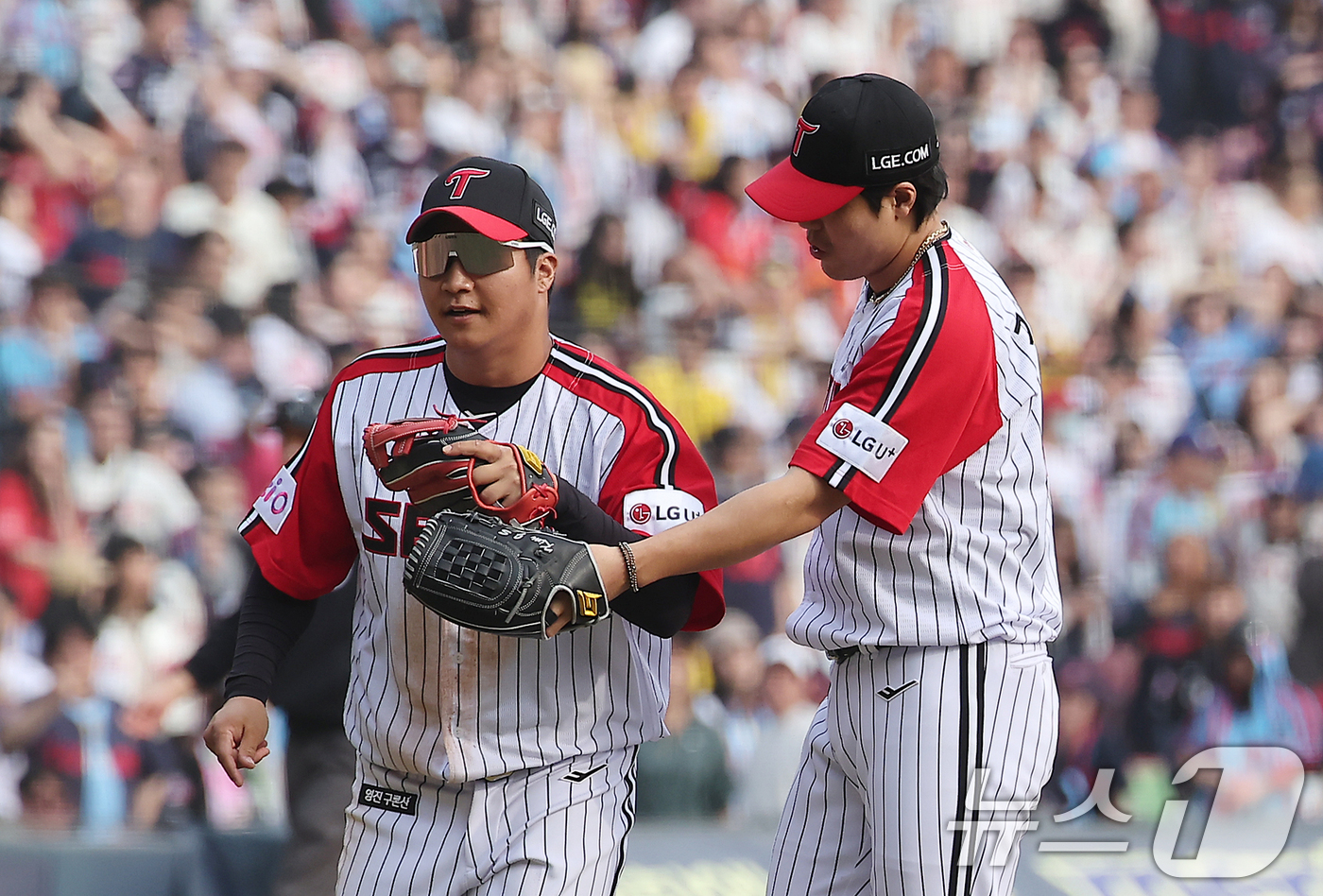 (서울=뉴스1) 김진환 기자 = 23일 서울 송파구 잠실야구장에서 열린 '2025 신한 SOL 뱅크 KBO리그' 롯데 자이언츠와 LG 트윈스의 경기, LG 3루수 문보경이 8회초 …