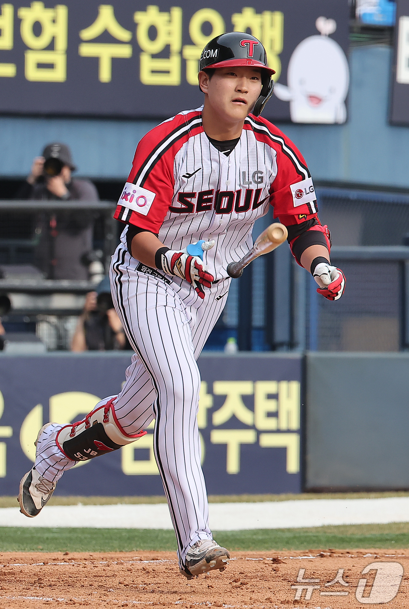 (서울=뉴스1) 김진환 기자 = 23일 서울 송파구 잠실야구장에서 열린 '2025 신한 SOL 뱅크 KBO리그' 롯데 자이언츠와 LG 트윈스의 경기, LG 문정빈이 8회말 2사 3 …