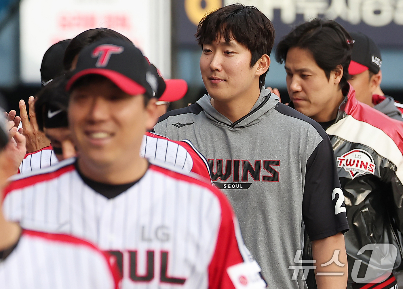 (서울=뉴스1) 김진환 기자 = 23일 서울 송파구 잠실야구장에서 열린 '2025 신한 SOL 뱅크 KBO리그' 롯데 자이언츠와 LG 트윈스의 경기, 10대2 대승을 거둔 LG 손 …