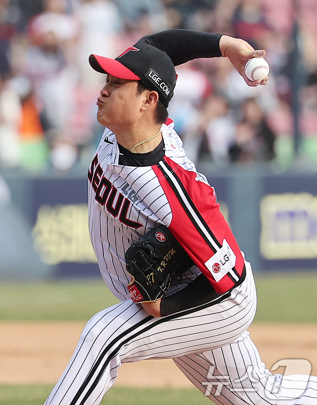 (서울=뉴스1) 김진환 기자 = 23일 서울 송파구 잠실야구장에서 열린 '2025 신한 SOL 뱅크 KBO리그' 롯데 자이언츠와 LG 트윈스의 경기, LG 김강률이 9회초 등판해 …