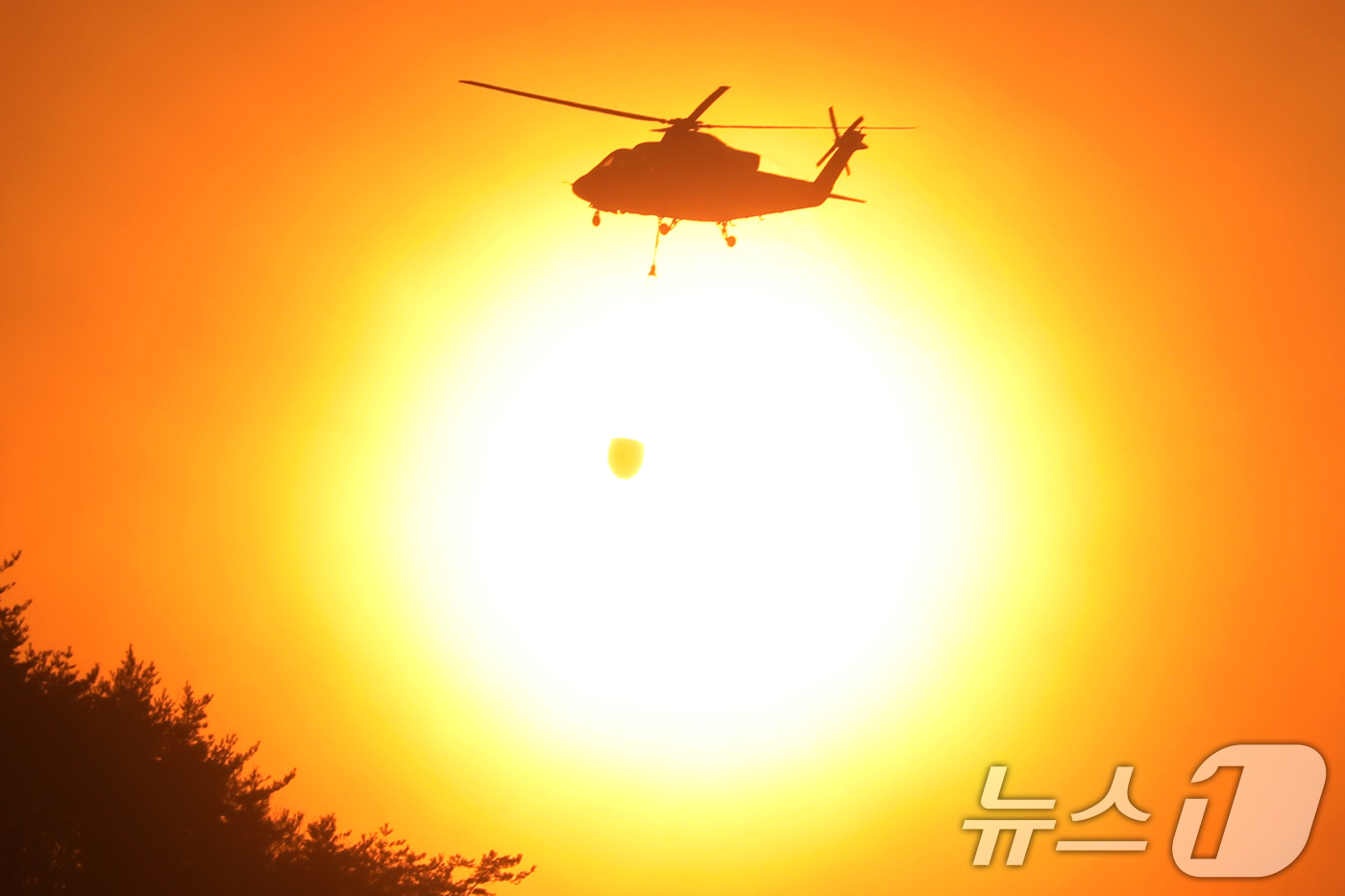 (산청=뉴스1) 윤일지 기자 = 경남 산청 대형 산불이 사흘째로 접어든 23일 오후 산청군 단성면 일대에서 산불진화 헬기가 진화작업을 벌이고 있다.  2025.3.23/뉴스1