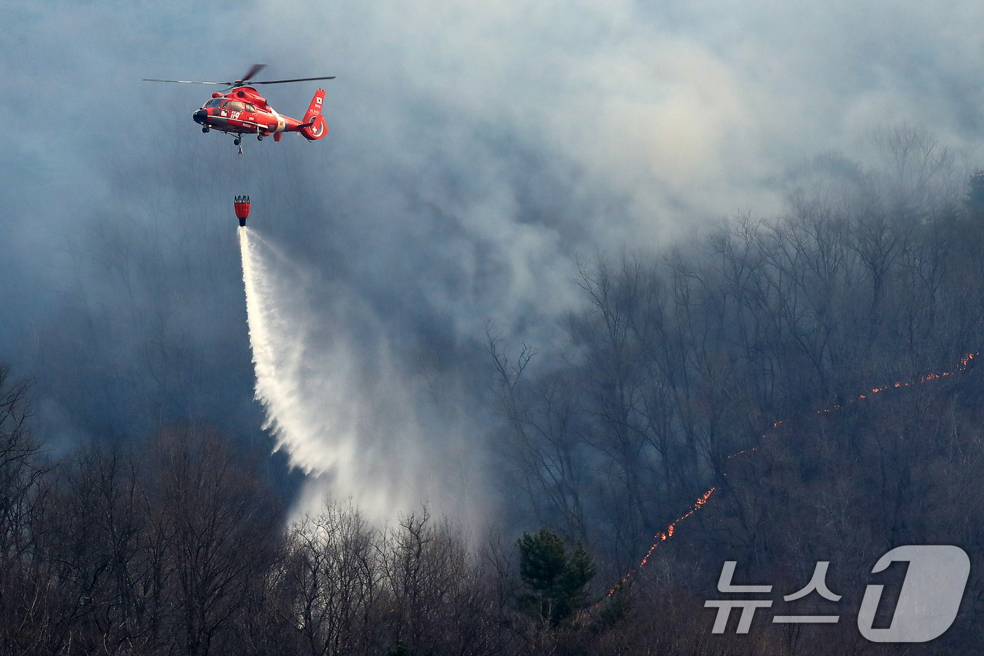(의성=뉴스1) 공정식 기자 = 23일 오후 산불진화 헬기가 경북 의성군 안평면 야산에 불을 끄기 위해 물을 뿌리고 있다. 2025.3.23/뉴스1