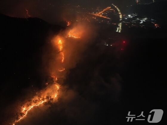 김해 산불 진화율 96%…야간 산불 진화 돌입