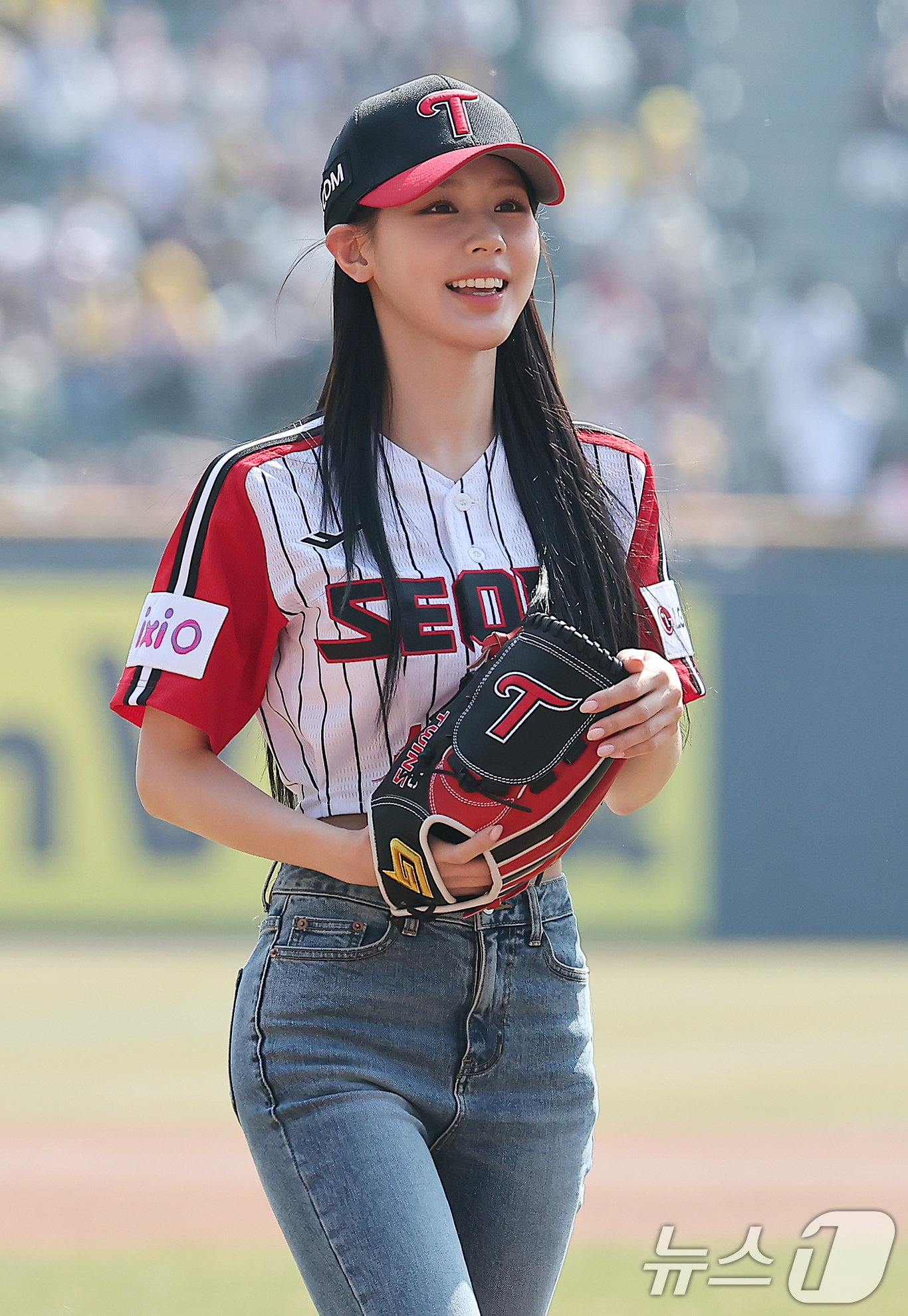 (서울=뉴스1) 김진환 기자 = 걸그룹 (여자)아이들 미연이 23일 서울 송파구 잠실야구장에서 열리는 '2025 신한 SOL 뱅크 KBO리그' 롯데 자이언츠와 LG 트윈스의 경기를 …