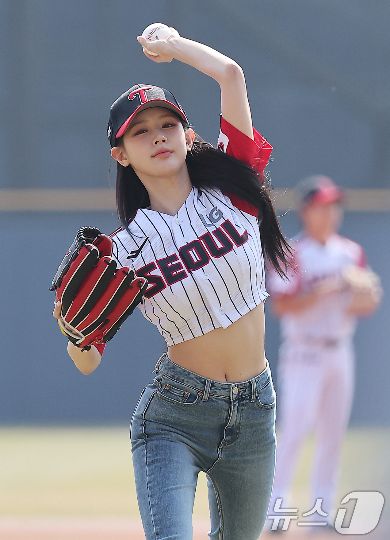 (서울=뉴스1) 김진환 기자 = 걸그룹 (여자)아이들 미연이 23일 서울 송파구 잠실야구장에서 열린 '2025 신한 SOL 뱅크 KBO리그' 롯데 자이언츠와 LG 트윈스의 경기를 …