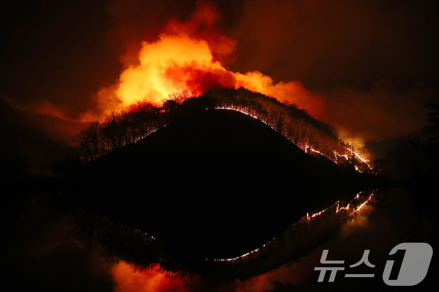 본문 이미지 - 23일 오후 어둠이 짙게 깔린 경북 의성군 의성읍 업리 동사곡지(저수지) 뒤편 야산에 거대한 산불이 확산하고 있다. 2025.3.23/뉴스1 ⓒ News1 공정식 기자