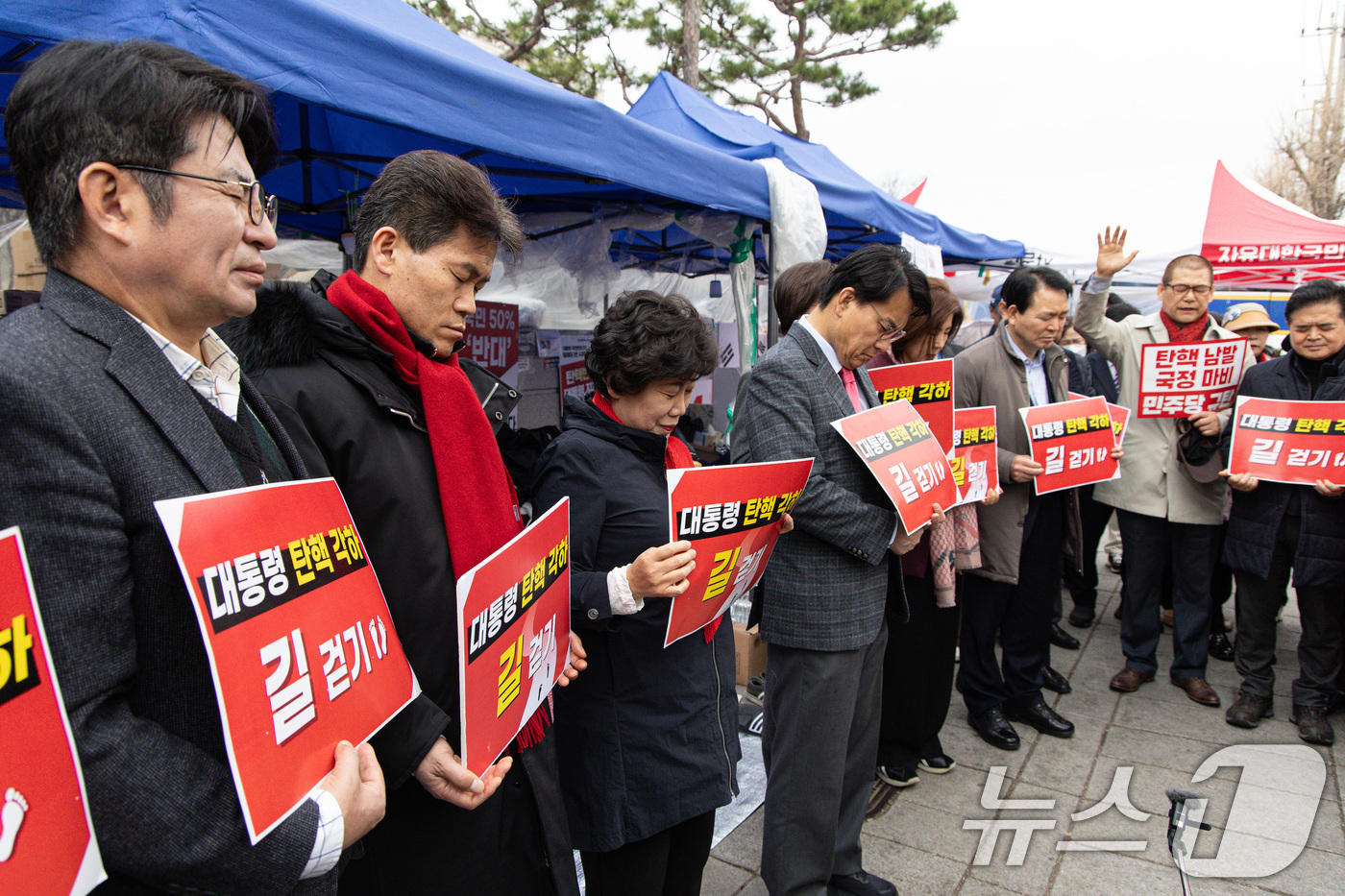 (서울=뉴스1) 이재명 기자 = 국민의힘 윤상현, 조배숙, 성일종 의원과 한국사 강사 전한길 씨를 비롯한 참석자들이 24일 오전 서울 종로구 헌법재판소 앞에서 윤석열 대통령 탄핵 …