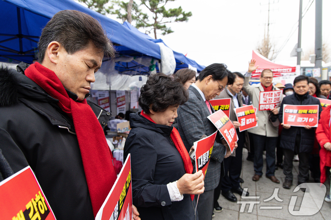 (서울=뉴스1) 이재명 기자 = 국민의힘 윤상현, 조배숙, 성일종 의원과 한국사 강사 전한길 씨를 비롯한 참석자들이 24일 오전 서울 종로구 헌법재판소 앞에서 윤석열 대통령 탄핵 …
