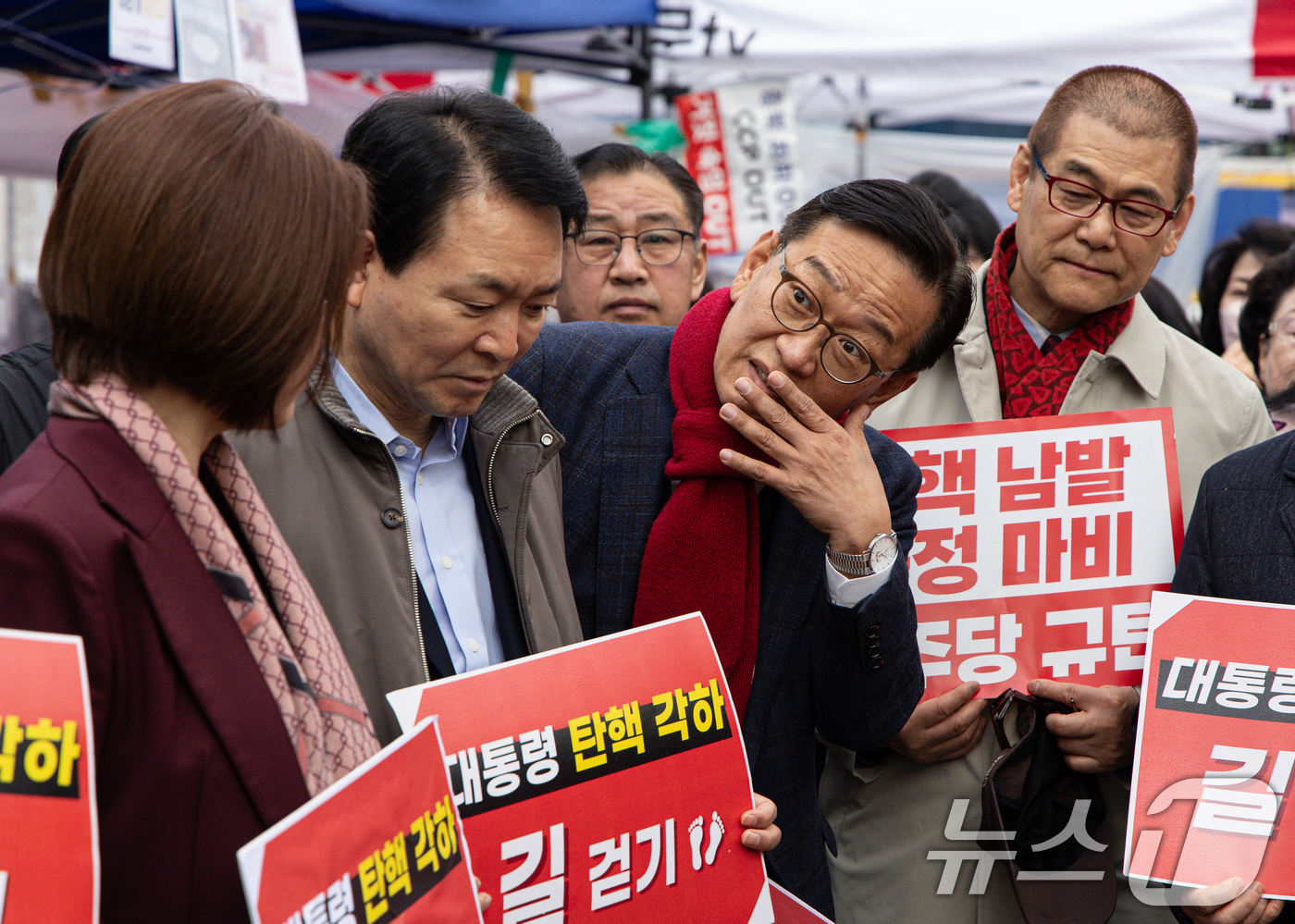 (서울=뉴스1) 이재명 기자 = 석동현 변호사가 24일 오전 서울 종로구 헌법재판소 앞에서 윤석열 대통령 탄핵 각하 길 걷기 행사를 마친 후 대화하고 있다. 2025.3.24/뉴스 …