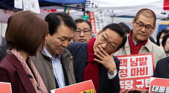 대화하는 석동현 변호사