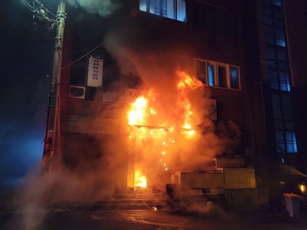 낚시용 전동릴 배터리 '펑'…한밤 제주 횟집서 불