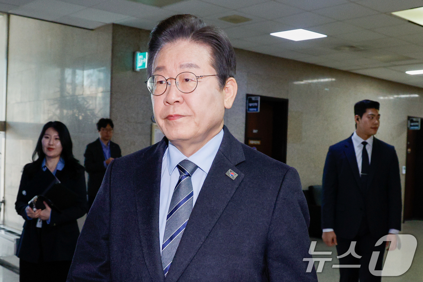 (서울=뉴스1) 안은나 기자 = 이재명 더불어민주당 대표가 24일 오전 서울 여의도 국회에서 열린 비공개 최고위원회의에 참석하고 있다. 2025.3.24/뉴스1