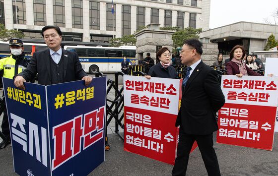 한덕수 탄핵심판 선고 앞둔 헌재…여야 1인 시위 '자리싸움'