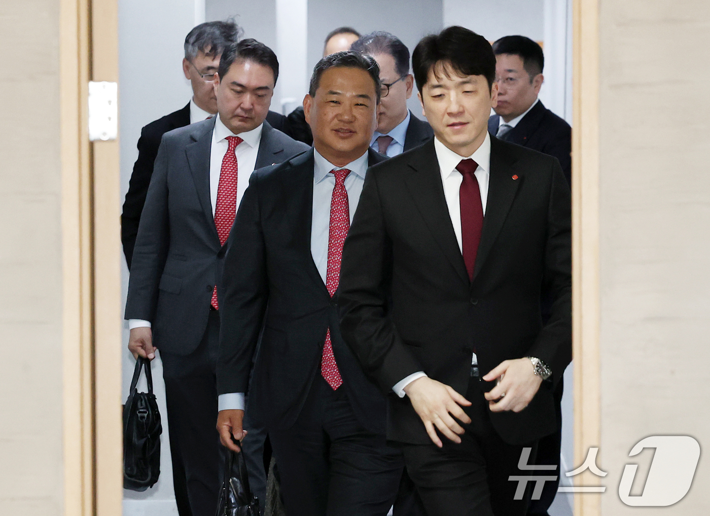 (서울=뉴스1) 오대일 기자 = 김상현 롯데쇼핑 부회장과 정준호 롯데백화점 대표, 강성현 롯데마트 대표 등 경영진이 24일 오전 서울 영등포구 롯데마트맥스 영등포점에서 열린 롯데쇼 …