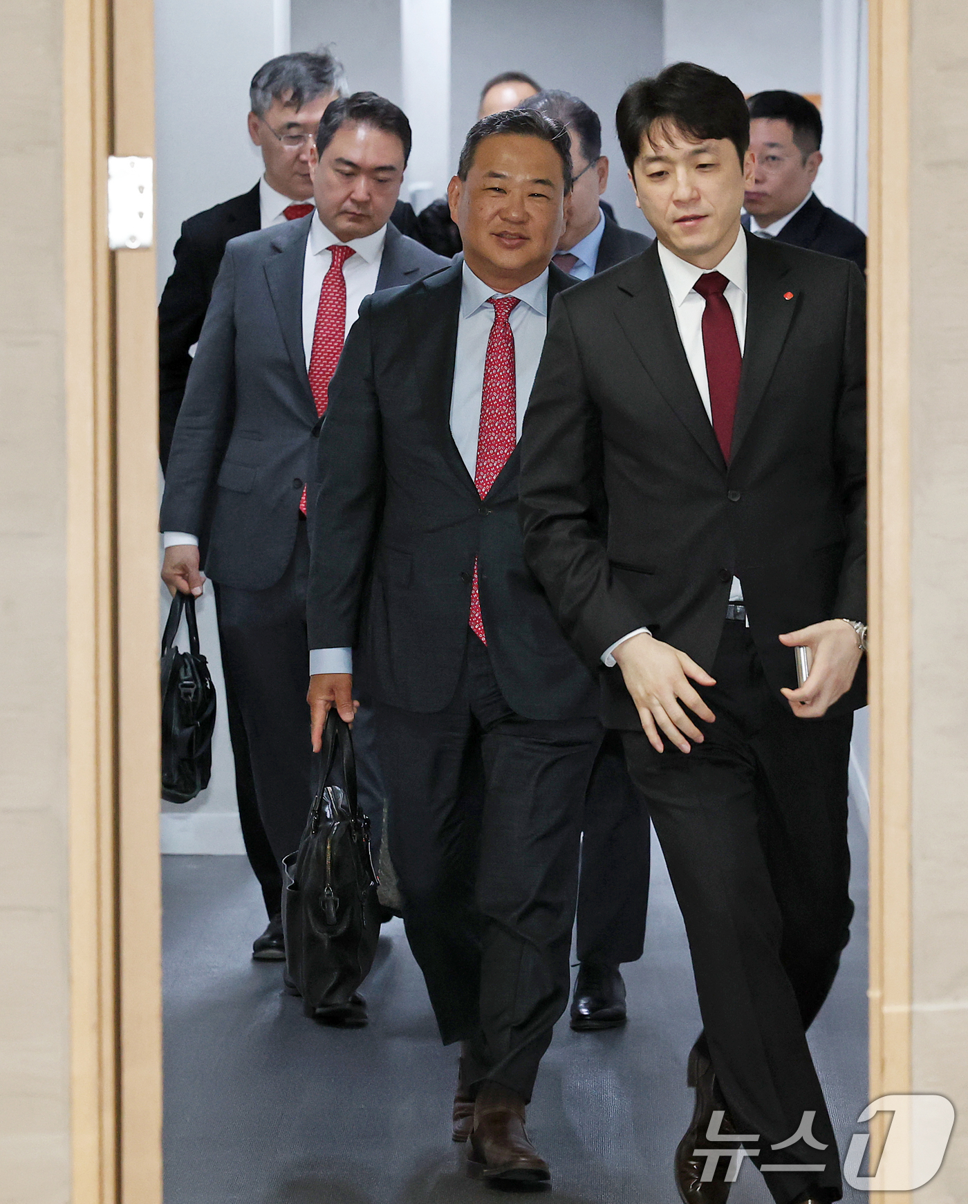 (서울=뉴스1) 오대일 기자 = 김상현 롯데쇼핑 부회장과 정준호 롯데백화점 대표, 강성현 롯데마트 대표 등 경영진이 24일 오전 서울 영등포구 롯데마트맥스 영등포점에서 열린 롯데쇼 …