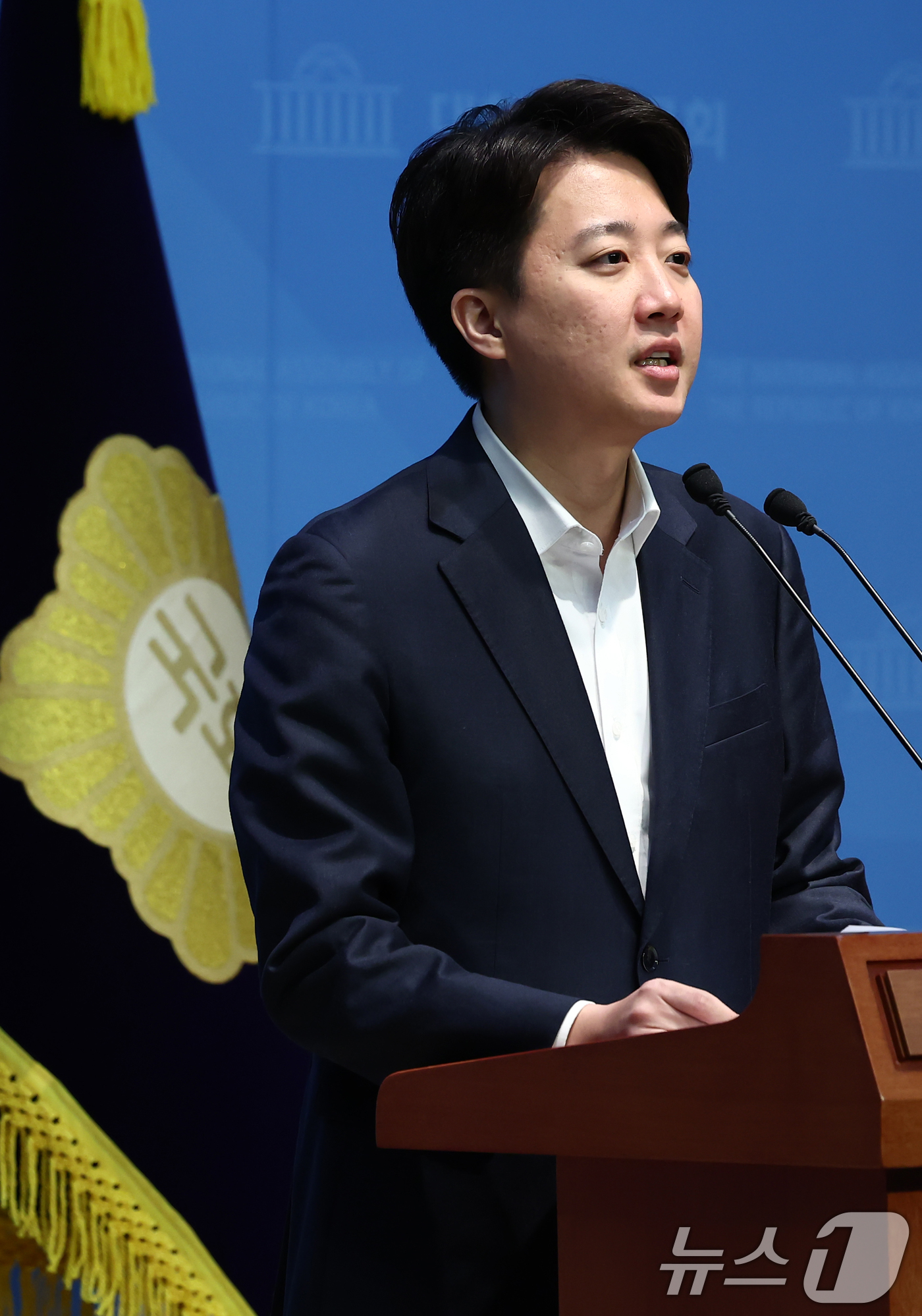 (서울=뉴스1) 김민지 기자 = 이준석 개혁신당 의원이 24일 오전 서울 여의도 국회 소통관에서 안철수 의원, 유승민 전 의원, 한동훈 전 대표 등에 연금개혁 저지를 위한 회동을 …