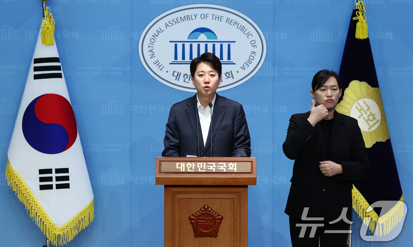 (서울=뉴스1) 김민지 기자 = 이준석 개혁신당 의원이 24일 오전 서울 여의도 국회 소통관에서 안철수 의원, 유승민 전 의원, 한동훈 전 대표 등에 연금개혁 저지를 위한 회동을 …