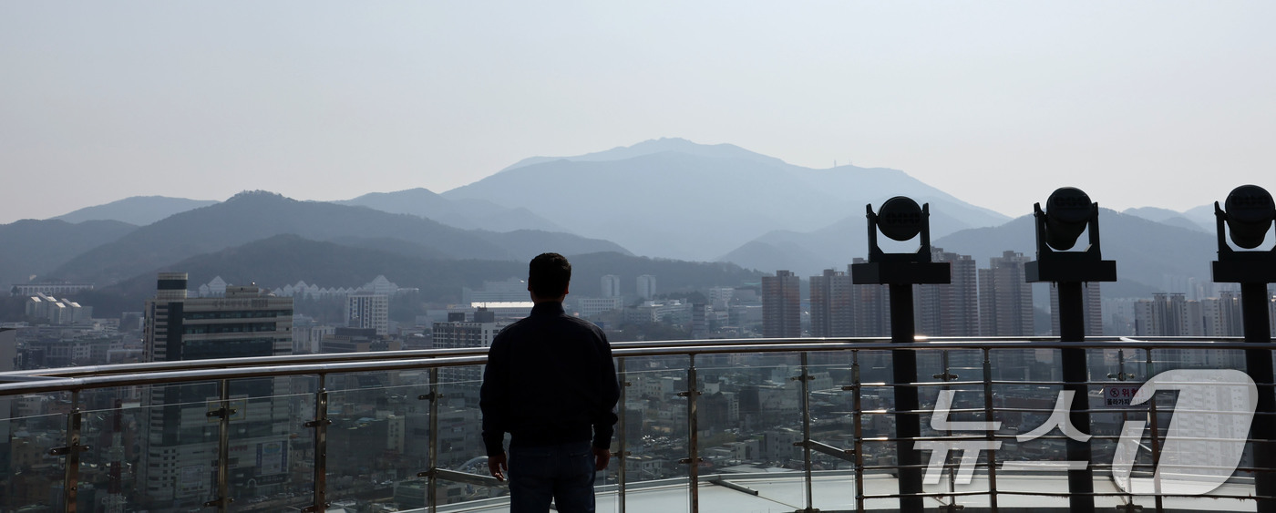 (광주=뉴스1) 박지현 기자 = 미세먼지 농도가 나쁨을 보인 24일 광주 지역에 초미세먼지 예비저감조치가 내려진 가운데 광주 사직공원 전망대를 찾은 시민이 뿌연 도심을 바라보고 있 …