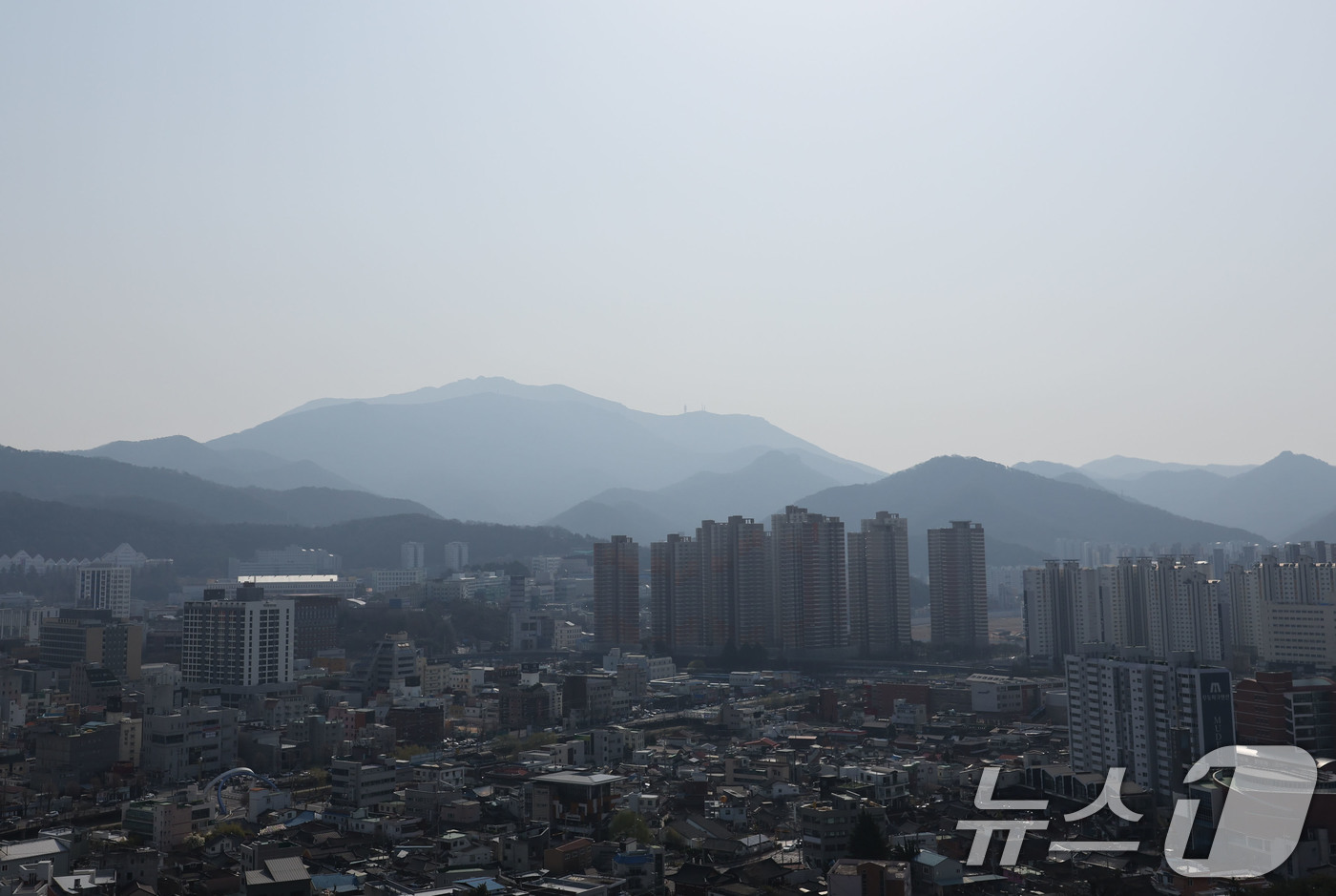 (광주=뉴스1) 박지현 기자 = 초미세먼지 예비저감조치가 내려진 24일 오전 광주 남구 사직공원 전망대에서 보이는 무등산이 뿌옇다. 2025.3.24/뉴스1