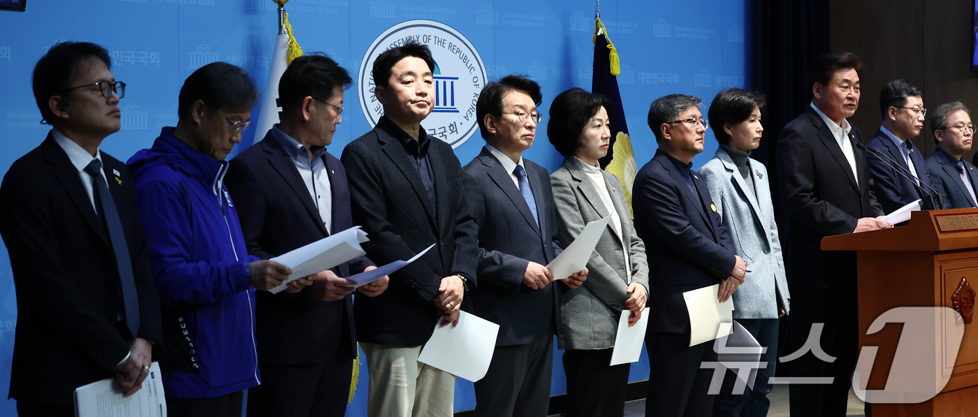 (서울=뉴스1) 김민지 기자 = 더불어민주당 소병훈 의원 등이 24일 오전 서울 여의도 국회 소통관에서 윤석열 대통령 파면 이유 101가지를 밝히는 기자회견을 하고 있다. 2025 …