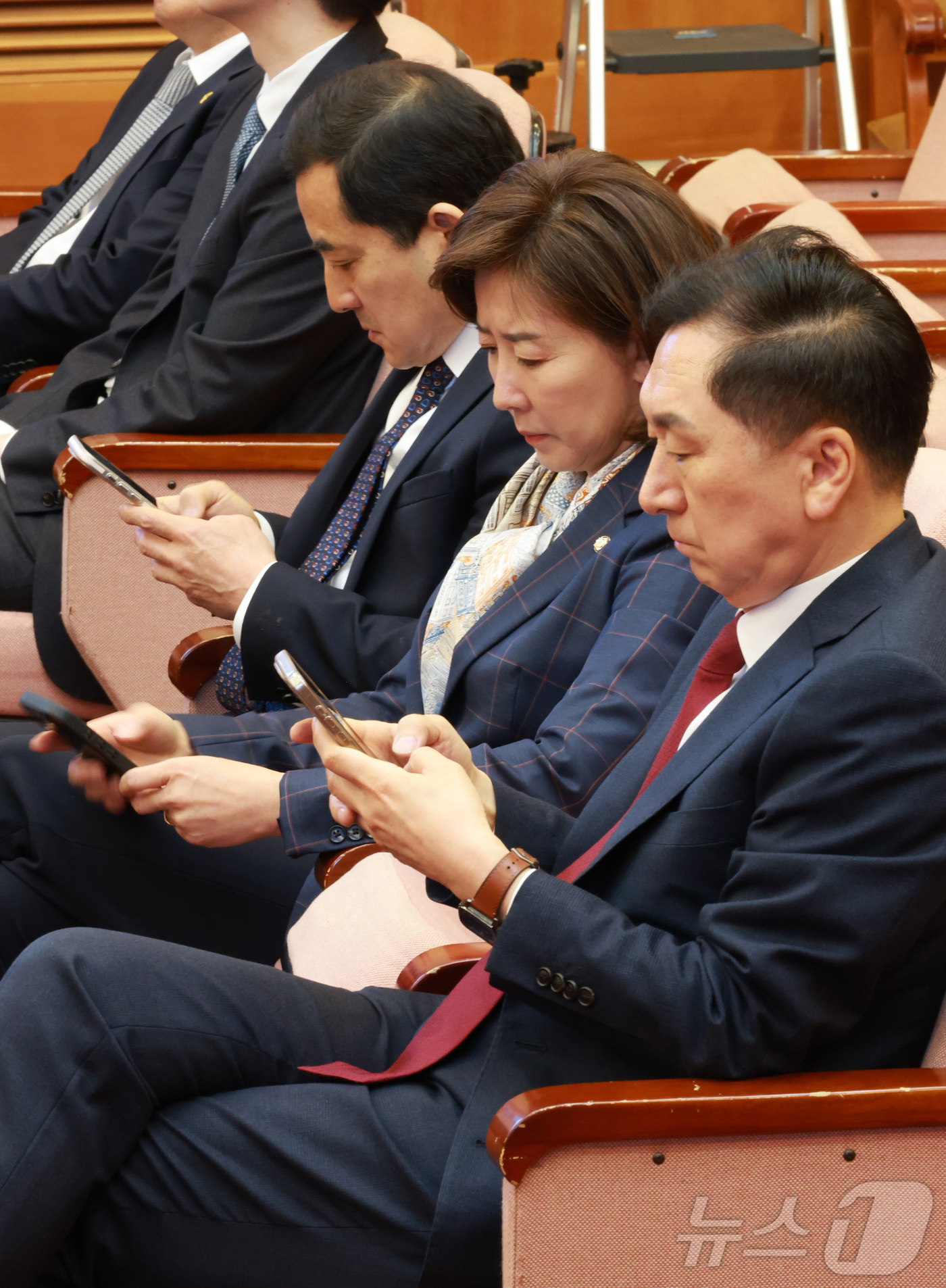(서울=뉴스1) 박정호 기자 = 한덕수 국무총리 탄핵심판을 앞둔 24일 서울 종로구 헌법재판소 대심판정에서 국민의힘 김기현(오른쪽 부터), 나경원, 박대출 의원이 핸드폰을 바라보고 …