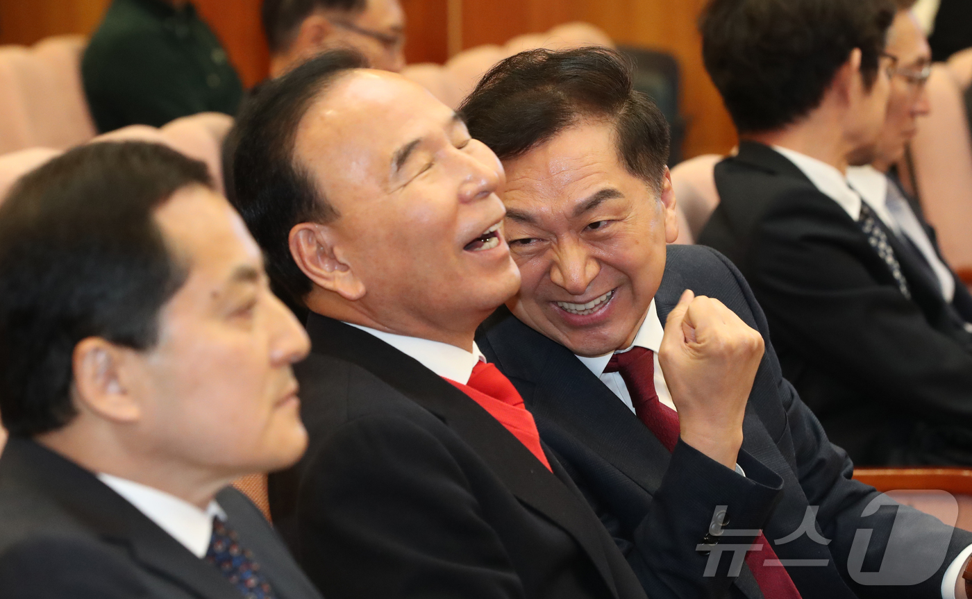 (서울=뉴스1) 박정호 기자 = 한덕수 국무총리 탄핵심판을 앞둔 24일 서울 종로구 헌법재판소 대심판정에서 국민의힘 김기현, 박덕흠 의원이 대화하고 있다.헌재는 이날 한 총리에 대 …