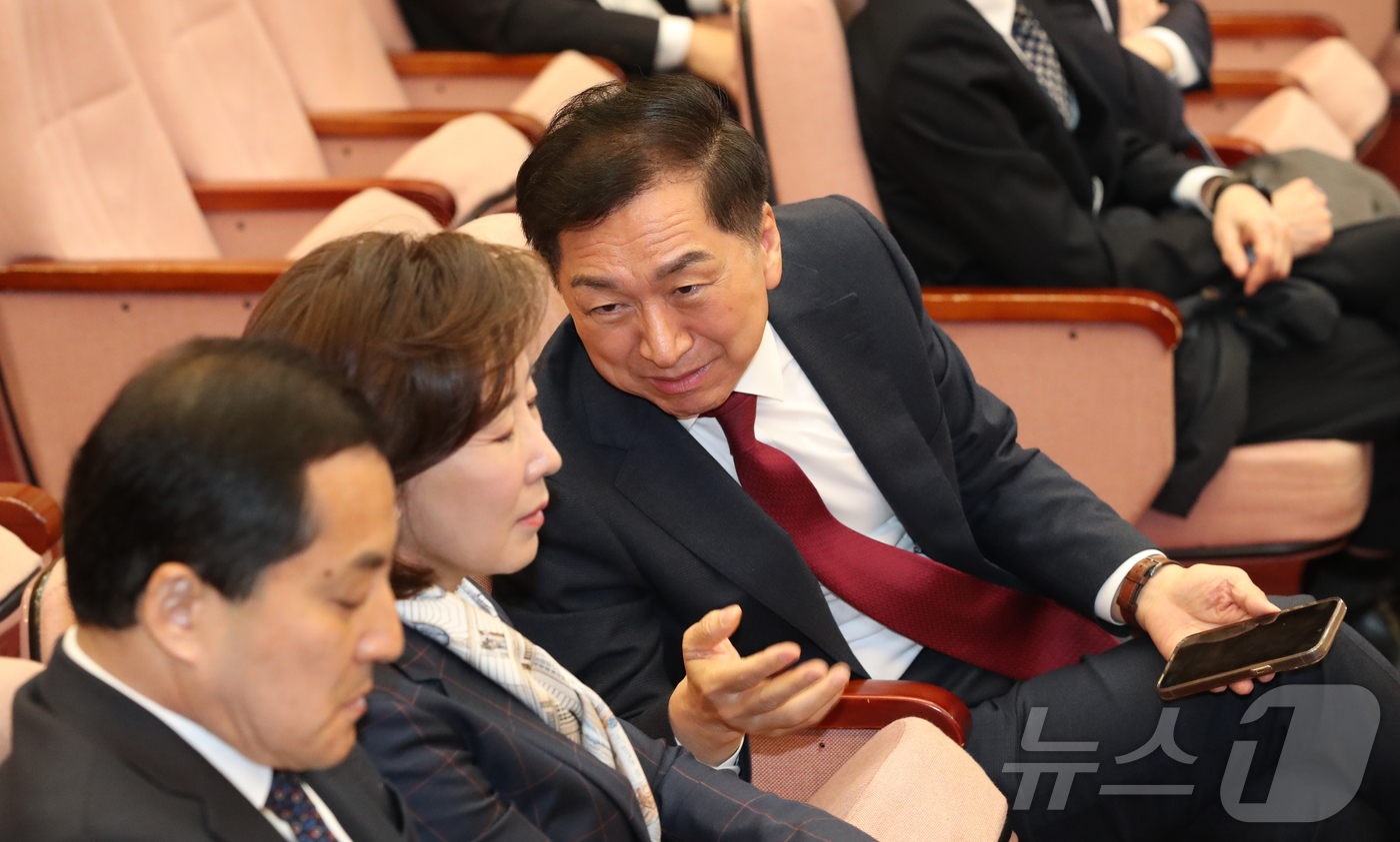 (서울=뉴스1) 박정호 기자 = 한덕수 국무총리 탄핵심판을 앞둔 24일 서울 종로구 헌법재판소 대심판정에서 국민의힘 김기현, 나경원 의원이 대화하고 있다.헌재는 이날 한 총리에 대 …