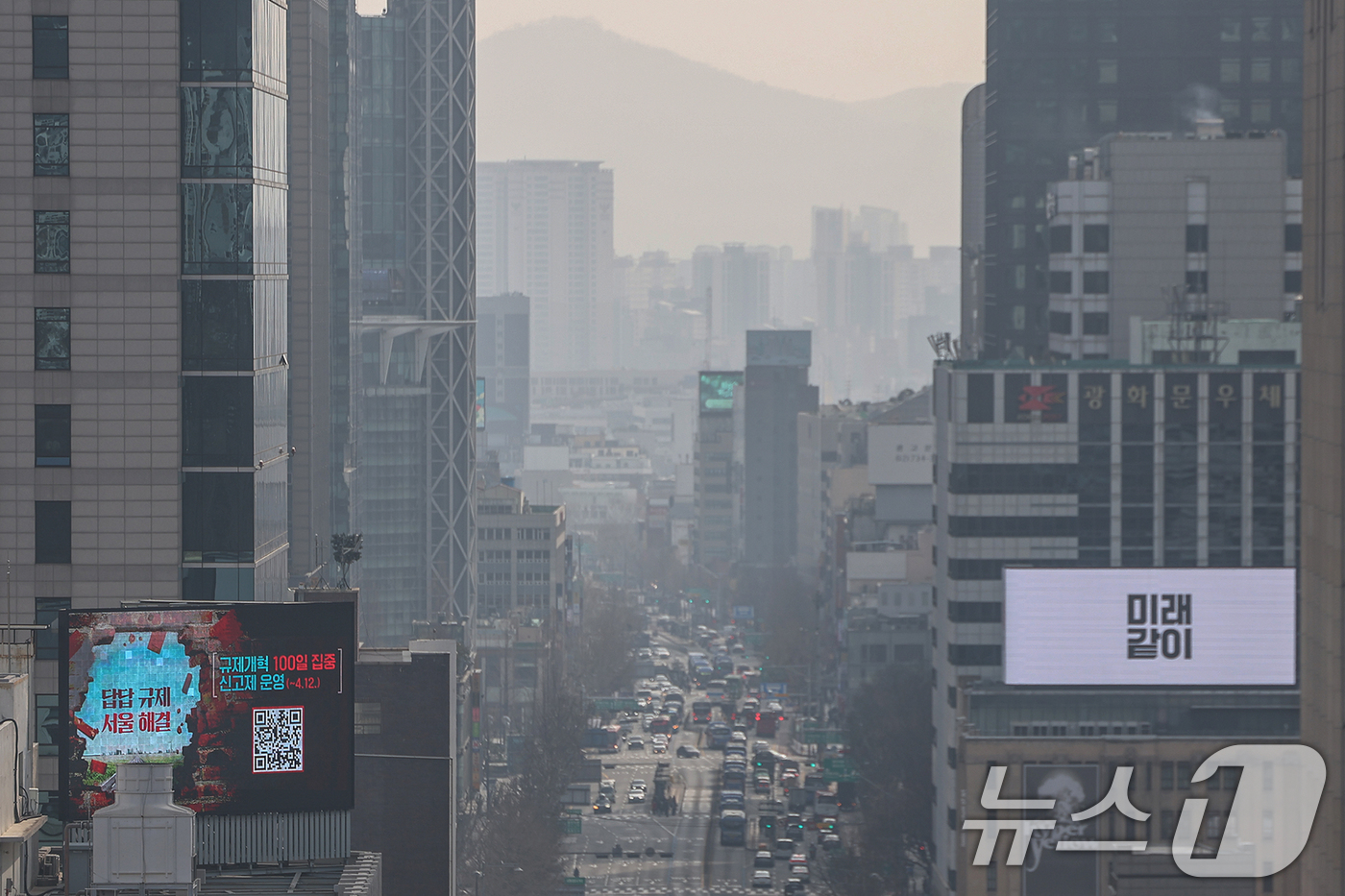 (서울=뉴스1) 민경석 기자 = 전국 대부분 지역에서 미세먼지 농도가 '나쁨' 수준을 나타낸 24일 오전 서울 종로구 도심 일대가 뿌옇게 흐린 모습을 나타내고 있다. 2025.3. …