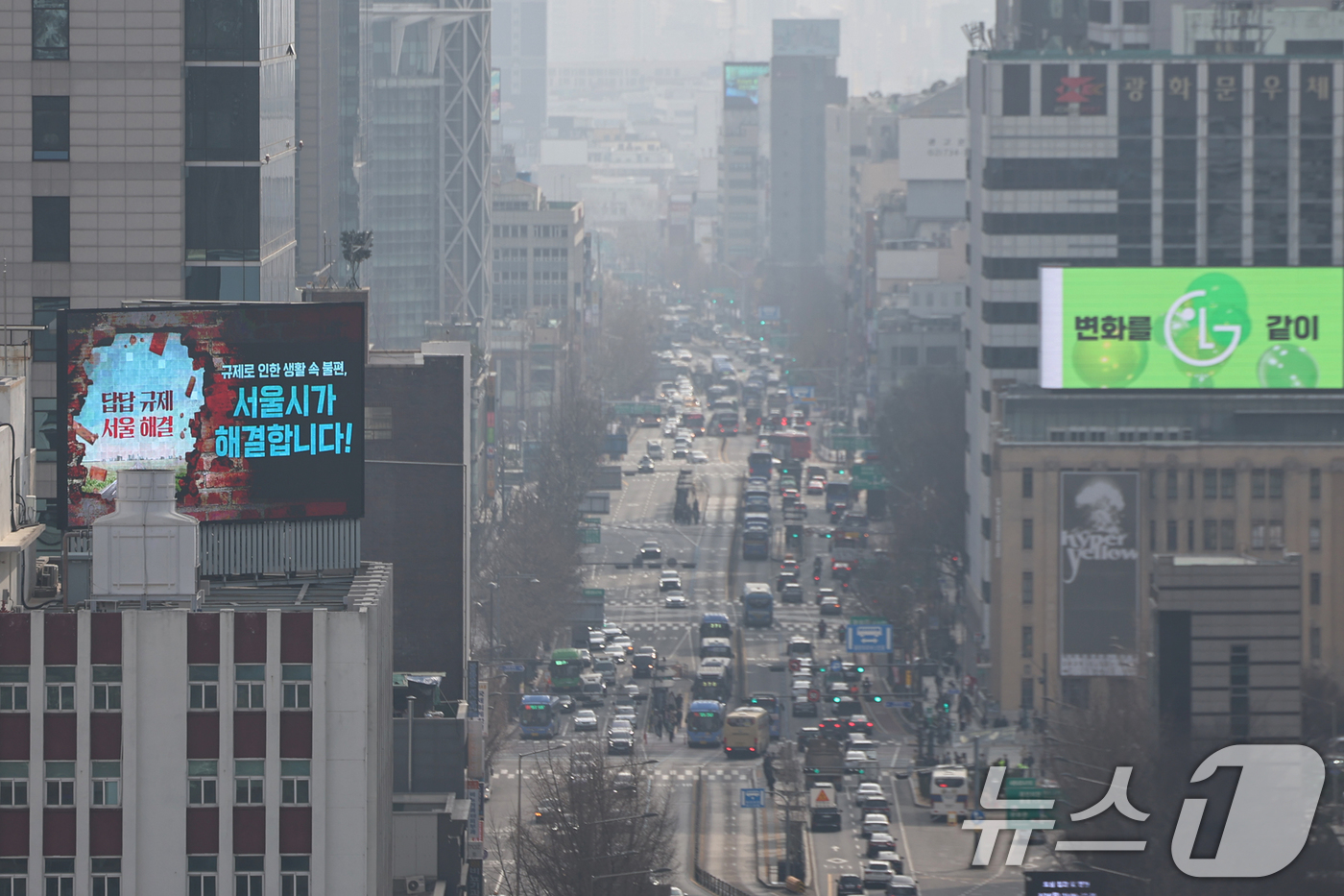 (서울=뉴스1) 민경석 기자 = 전국 대부분 지역에서 미세먼지 농도가 '나쁨' 수준을 나타낸 24일 오전 서울 종로구 도심 일대가 뿌옇게 흐린 모습을 나타내고 있다. 2025.3. …