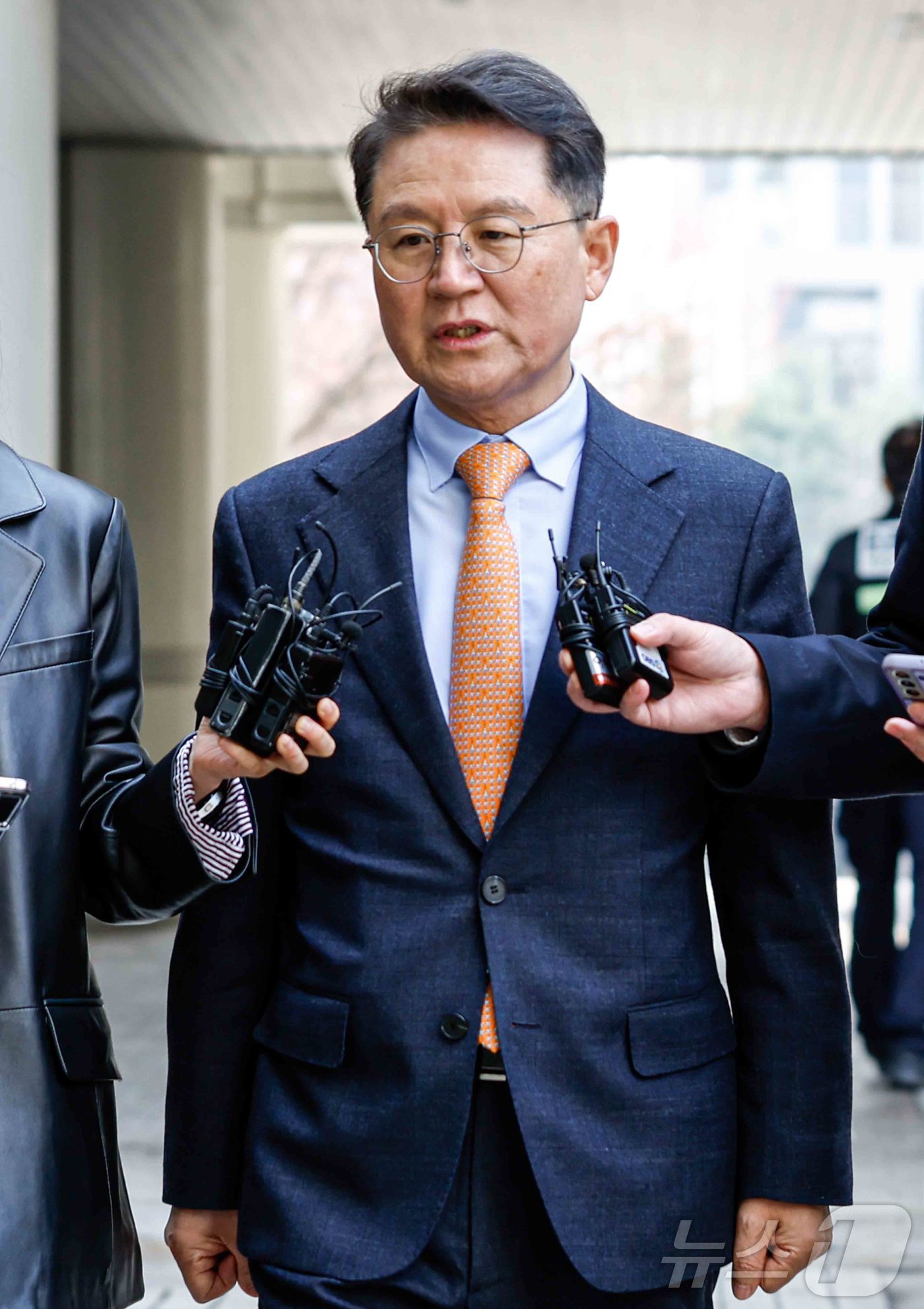 (서울=뉴스1) 사진공동취재단 = 윤석열 대통령 측 변호인 윤갑근 변호사가 24일 서울 서초구 서울중앙지방법원에서 열린 윤 대통령 내란수괴 혐의 2차 공판준비기일에 출석하며 취재진 …