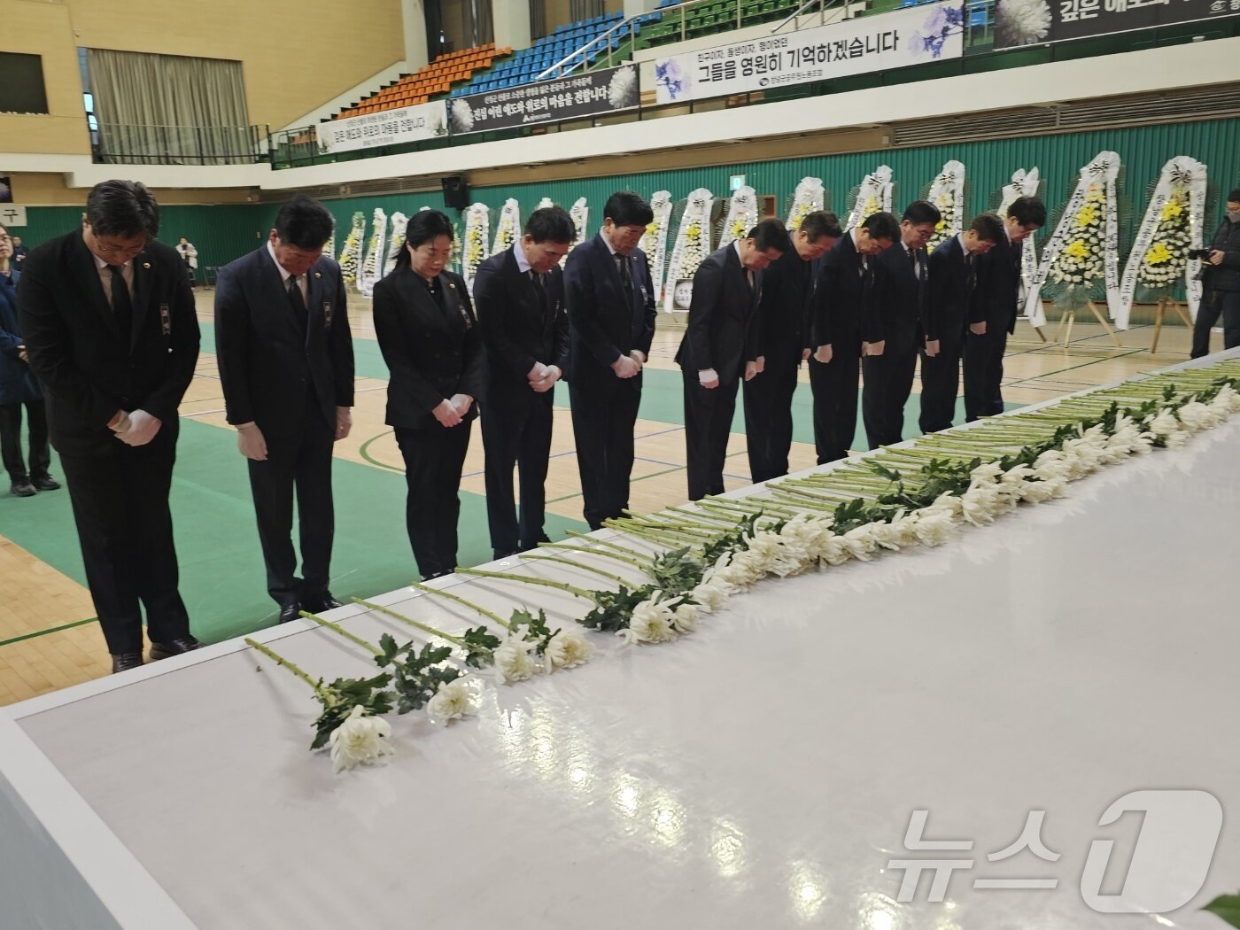 본문 이미지 - 창녕군 산청 산불진화대 희생자 합동 분향소 운영이 시작된 24일 오전 경남도의회 최학범 의장과 의원, 사무국 관계자들이 분향소를 찾아 조문하고 있다. ⓒ 뉴스1 박민석 기자