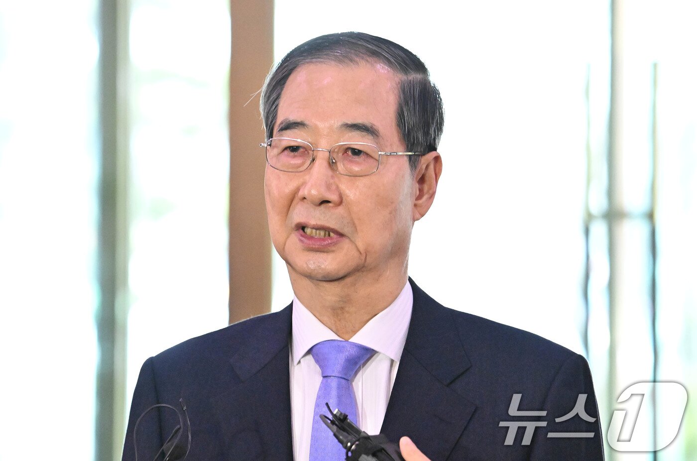 본문 이미지 - 헌법재판소에서 탄핵소추안이 기각되면서 직무에 복귀한 한덕수 국무총리가 24일 오전 서울 종로구 정부서울청사로 출근하며 취재진에 입장을 밝히고 있다. &#40;공동취재&#41; 2025.3.24/뉴스1 ⓒ News1 임세영 기자