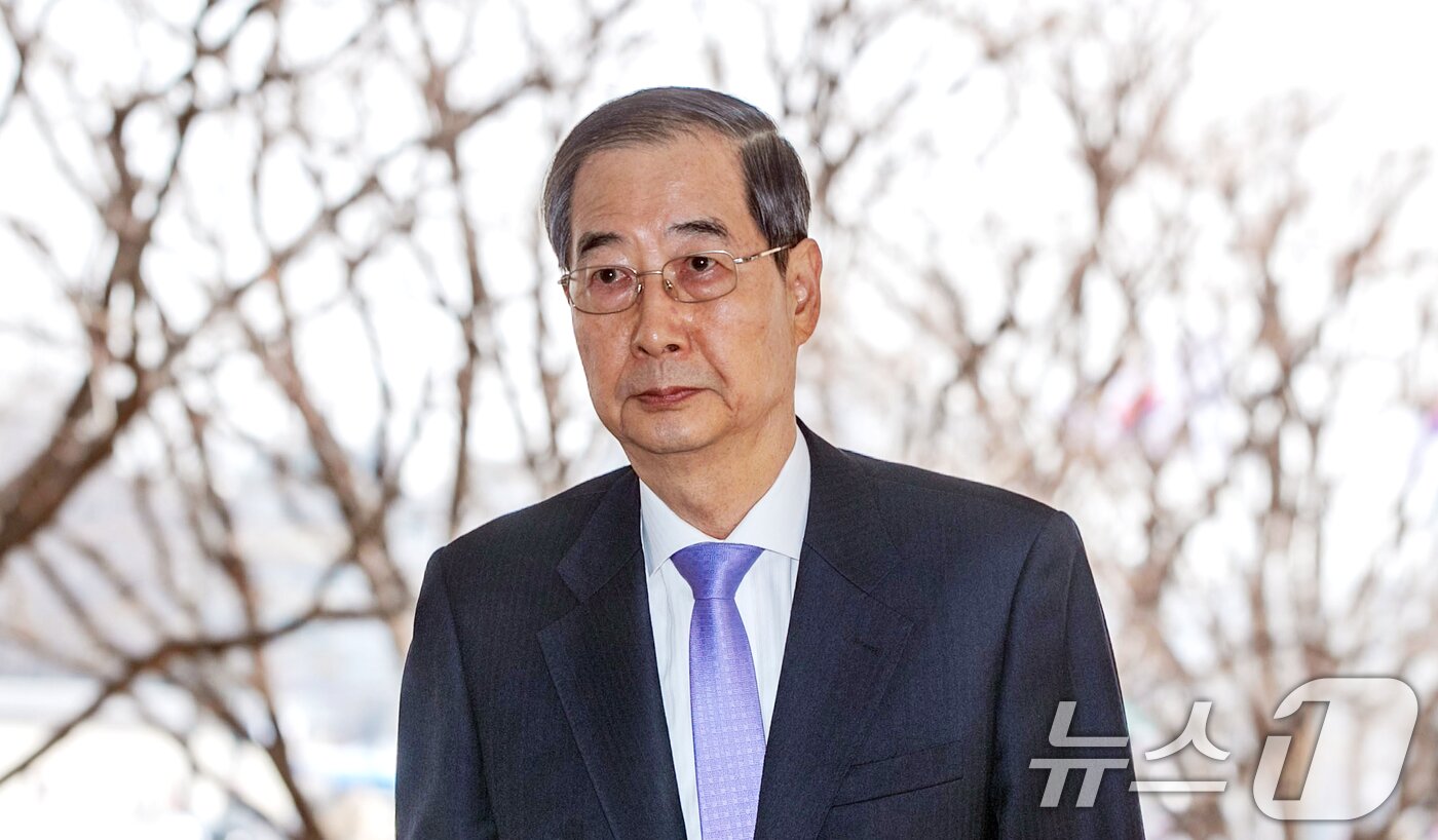 본문 이미지 - 한덕수 국무총리가 헌법재판소의 탄핵심판 기각 결정으로 직무에 복귀하기 위해 24일 오전 서울 종로구 정부서울청사로 출근하고 있다. &#40;공동취재&#41; 2025.3.24/뉴스1 ⓒ News1 임세영 기자