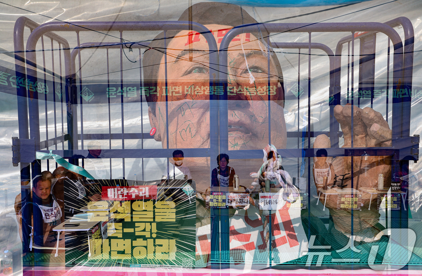 (서울=뉴스1) 이재명 기자 = 윤석열 즉각 파면 비상행동 소속 시민·사회단체 관계자들이 24일 오전 서울 종로구 광화문 인근에서 단식농성을 하고 있다. (다중노출) 2025.3. …