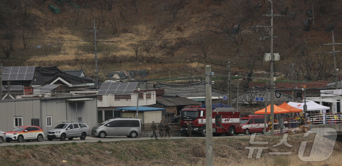 본문 이미지 - 지난 22일 발생해 사흘째 지속되고 있는 울산 울주 산불이 24일 오전까지도 진화율 70% 수준을 맴돌고 있다. 당국은 헬기 12대를 재투입해 주불 진화에 전력을 다하고 있다. 또 해병대 등 군부대를 투입하고 인근 주민들의 피해가 발생하지 않도록 인근 마을의 접근을 제한하고 있다.2025.3.24/뉴스1 ⓒ News1 김지혜 기자