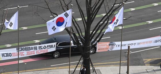 차량 타고 이동하는 한덕수 대통령 권한대행 국무총리