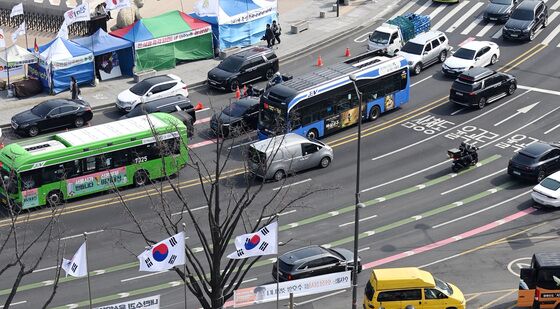 청사로 들어서는 한덕수 대통령 권한대행 국무총리 차량