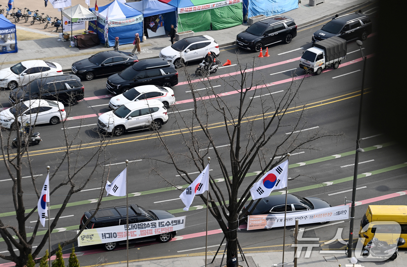 (서울=뉴스1) 임세영 기자 = 헌법재판소가 한덕수 국무총리에 대한 국회의 탄핵소추를 기각한 가운데 24일 오전 서울 종로구 정부서울청사로 한 총리의 차량이 들어서고 있다. 맞은편 …