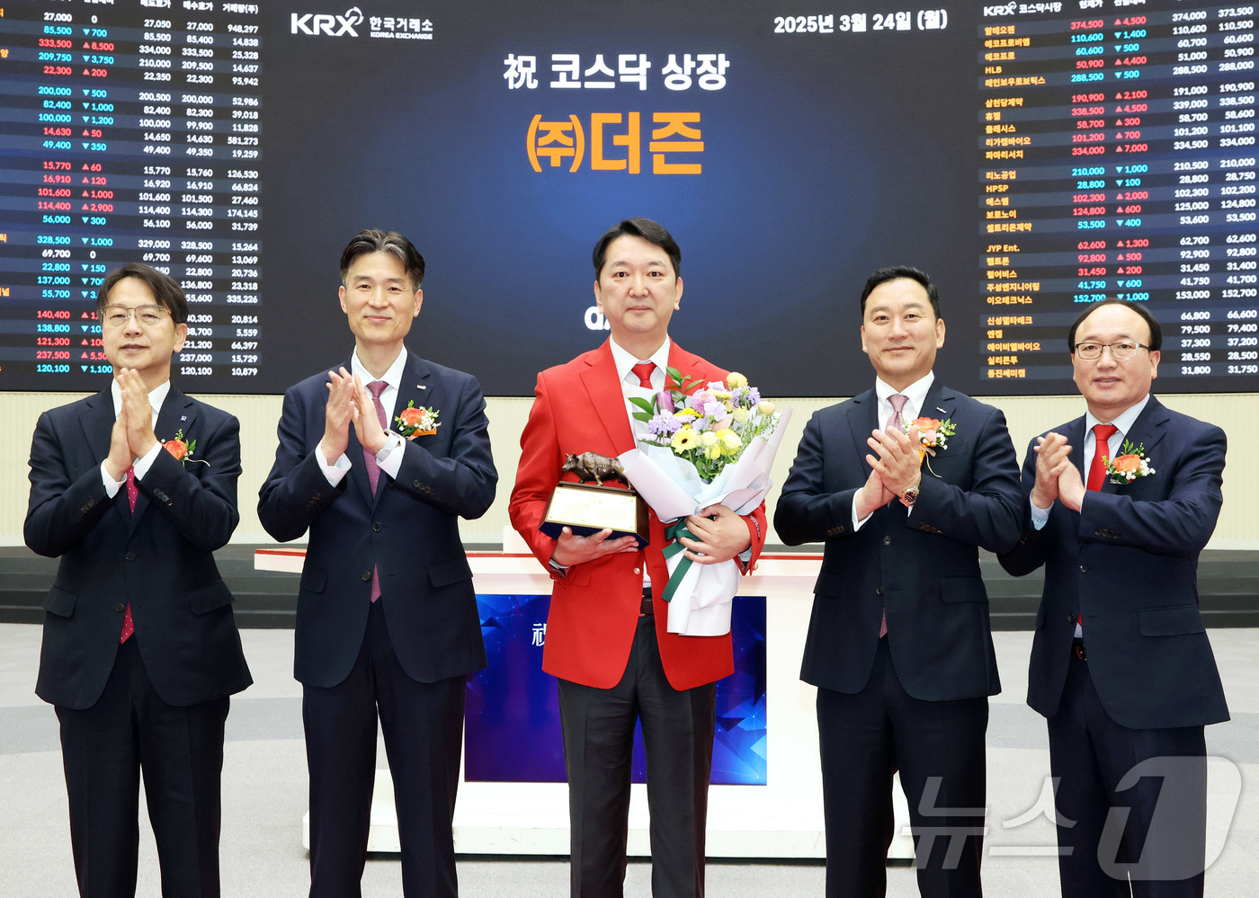 (서울=뉴스1) = 24일 서울 영등포구 여의도 한국거래소 서울사옥 홍보관에서 열린 (주)더즌의 코스닥시장 상장기념식에서 참석자들이 기념촬영을 하고 있다.왼쪽부터 김대영 한국IR협 …