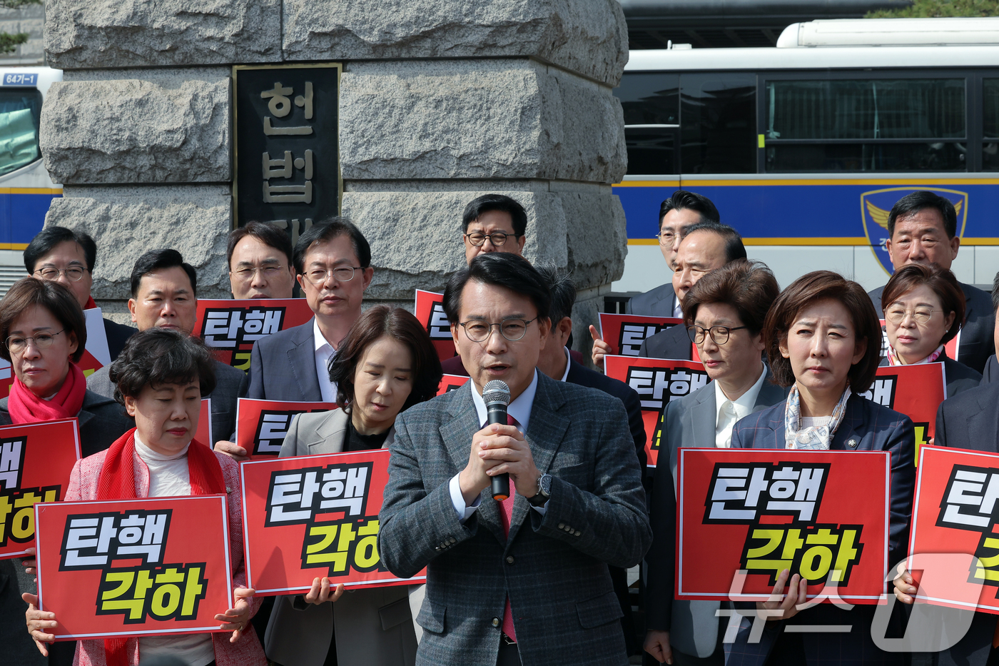 (서울=뉴스1) 박정호 기자 = 국민의힘 윤상현 의원이 24일 오전 서울 종로구 재동 헌법재판소 앞에서 열린 한덕수 국무총리 탄핵심판 선고 결과에 대한 기자회견에서 발언을 하고 있 …